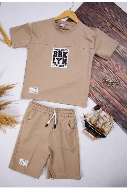 طقم ولادي أنيق قطعتين تيشرت أكمام قصيرة و كتابات و شعار  من الأمام  و شورت قصير برباط على الخصر