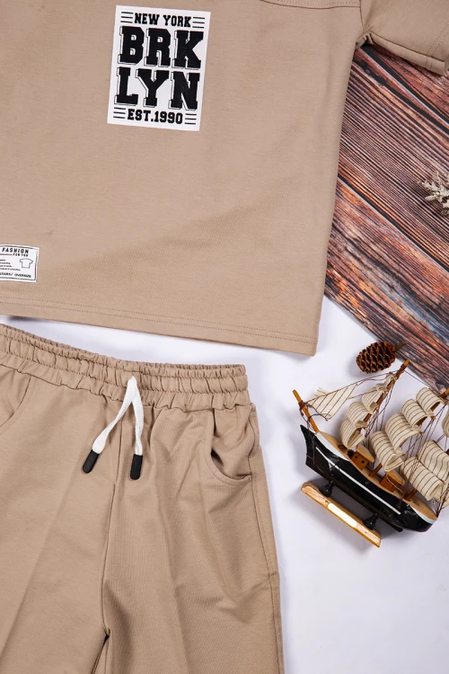 طقم ولادي أنيق قطعتين تيشرت أكمام قصيرة و كتابات و شعار  من الأمام  و شورت قصير برباط على الخصر