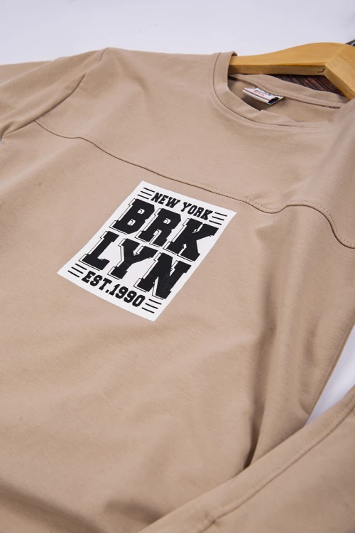 طقم ولادي أنيق قطعتين تيشرت أكمام قصيرة و كتابات و شعار  من الأمام  و شورت قصير برباط على الخصر