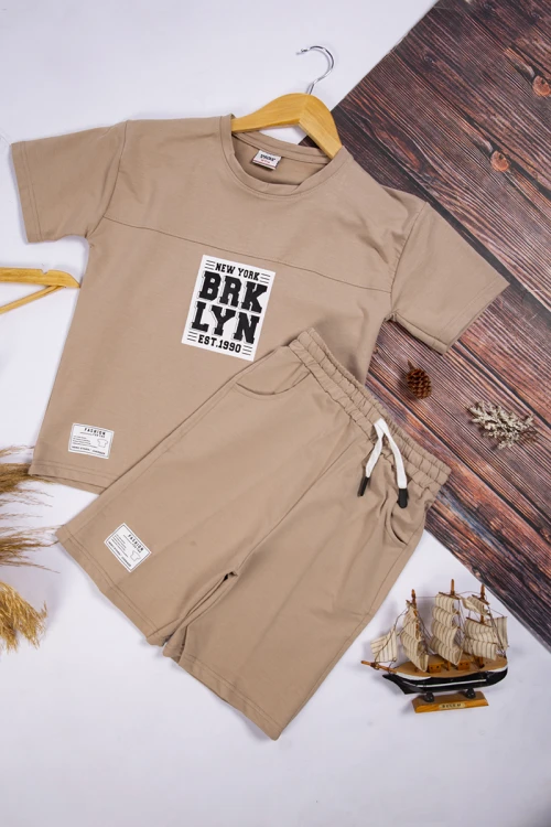 طقم ولادي أنيق قطعتين تيشرت أكمام قصيرة و كتابات و شعار  من الأمام  و شورت قصير برباط على الخصر