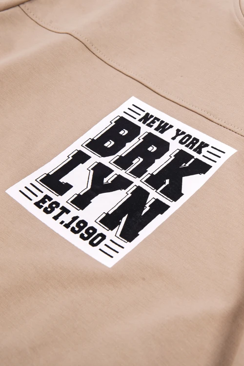 طقم ولادي أنيق قطعتين تيشرت أكمام قصيرة و كتابات و شعار  من الأمام  و شورت قصير برباط على الخصر