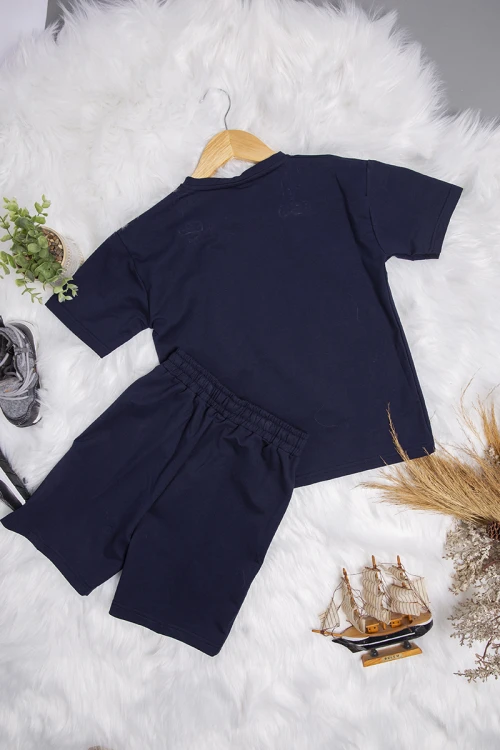 طقم ولادي أنيق قطعتين تيشرت أكمام قصيرة و كتابات و شعار  من الأمام  و شورت قصير برباط على الخصر