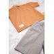 طقم ولادي قطعتين أنيق تيشرت لون برتقالي أكمام قصيرة و زر قفل من الأمام و شورت باللون الرمادي ورباط على الخصر