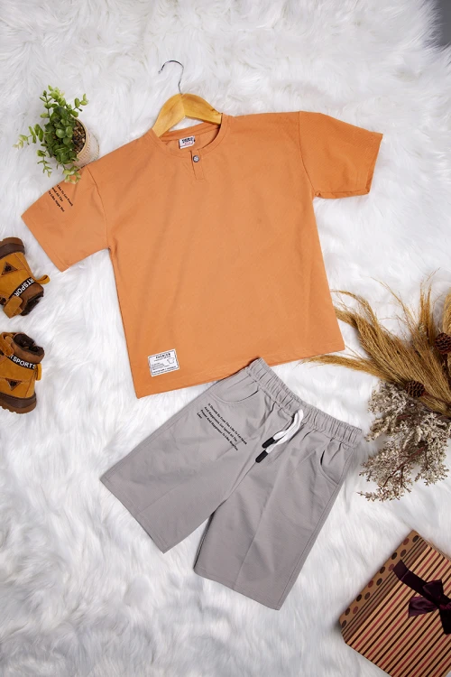 طقم ولادي قطعتين أنيق تيشرت لون برتقالي أكمام قصيرة و زر قفل من الأمام و شورت باللون الرمادي ورباط على الخصر
