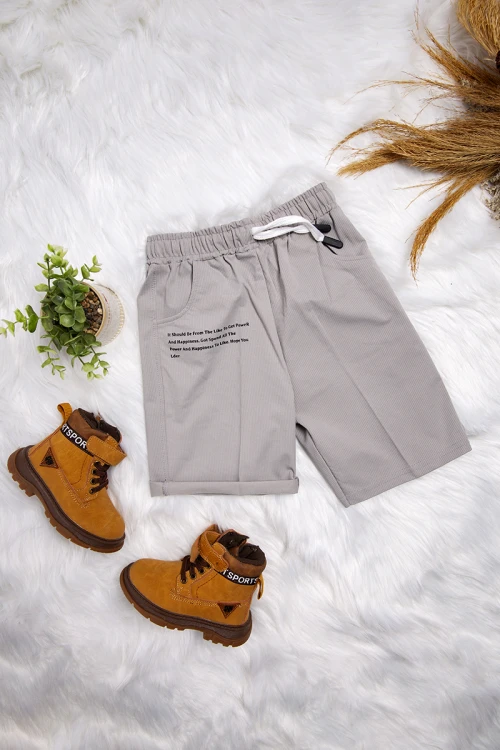 طقم ولادي قطعتين أنيق تيشرت لون برتقالي أكمام قصيرة و زر قفل من الأمام و شورت باللون الرمادي ورباط على الخصر