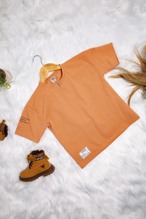 طقم ولادي قطعتين أنيق تيشرت لون برتقالي أكمام قصيرة و زر قفل من الأمام و شورت باللون الرمادي ورباط على الخصر