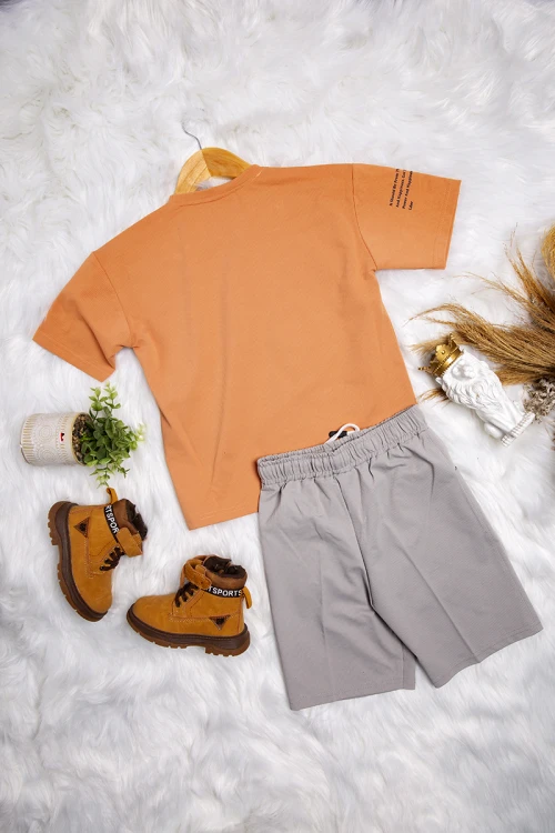 طقم ولادي قطعتين أنيق تيشرت لون برتقالي أكمام قصيرة و زر قفل من الأمام و شورت باللون الرمادي ورباط على الخصر
