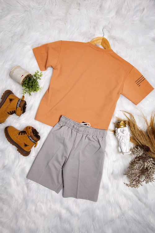 طقم ولادي قطعتين أنيق تيشرت لون برتقالي أكمام قصيرة و زر قفل من الأمام و شورت باللون الرمادي ورباط على الخصر