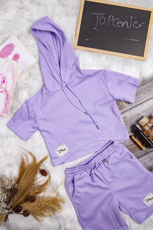 طقم بناتي قطعتين رياضي أنيق لون موف بشعار من الامام التيشرت هودي أكمام قصيرة و شورت برباط على الخصر