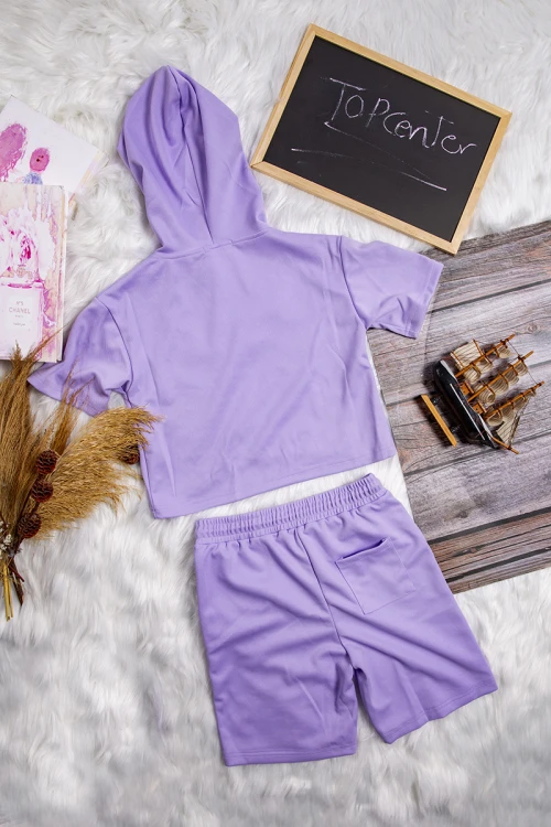 طقم بناتي قطعتين رياضي أنيق لون موف بشعار من الامام التيشرت هودي أكمام قصيرة و شورت برباط على الخصر