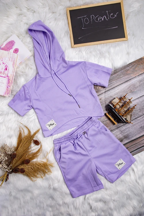 طقم بناتي قطعتين رياضي أنيق لون موف بشعار من الامام التيشرت هودي أكمام قصيرة و شورت برباط على الخصر