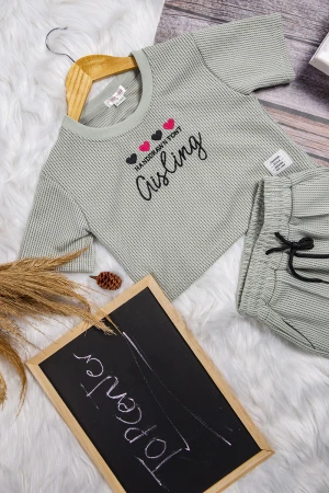 طقم بناتي قطعتين رياضي أنيق لون موف بشعار من الامام التيشرت هودي أكمام قصيرة و شورت برباط على الخصر 