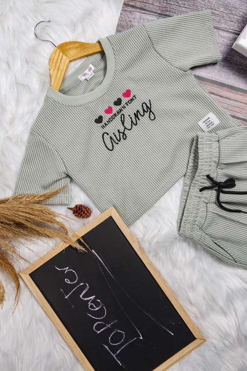 طقم بناتي قطعتين رياضي أنيق لون موف بشعار من الامام التيشرت هودي أكمام قصيرة و شورت برباط على الخصر