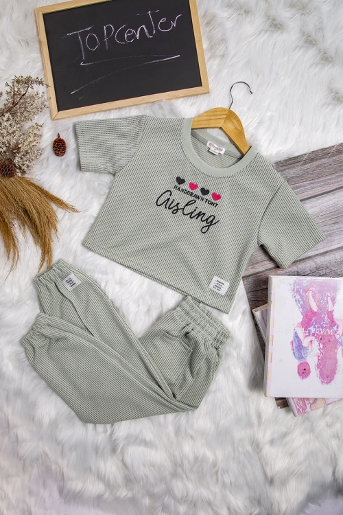 طقم بناتي قطعتين رياضي أنيق لون موف بشعار من الامام التيشرت هودي أكمام قصيرة و شورت برباط على الخصر