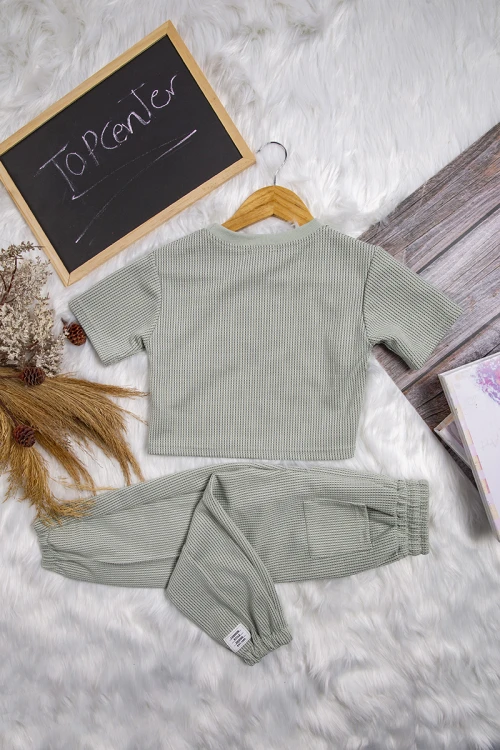 طقم بناتي قطعتين رياضي أنيق لون موف بشعار من الامام التيشرت هودي أكمام قصيرة و شورت برباط على الخصر