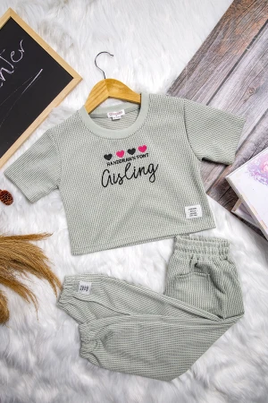 طقم بناتي قطعتين رياضي أنيق لون موف بشعار من الامام التيشرت هودي أكمام قصيرة و شورت برباط على الخصر 