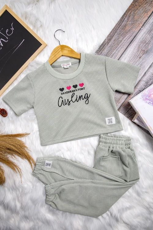 طقم بناتي قطعتين رياضي أنيق لون موف بشعار من الامام التيشرت هودي أكمام قصيرة و شورت برباط على الخصر