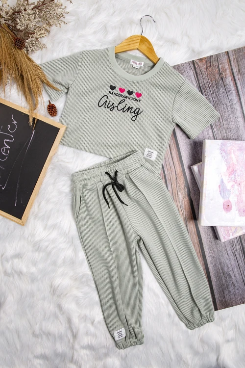 طقم بناتي قطعتين رياضي أنيق لون موف بشعار من الامام التيشرت هودي أكمام قصيرة و شورت برباط على الخصر