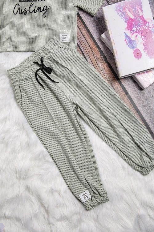 طقم بناتي قطعتين رياضي أنيق لون موف بشعار من الامام التيشرت هودي أكمام قصيرة و شورت برباط على الخصر