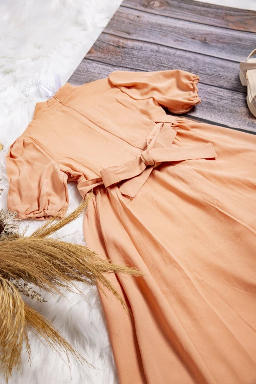 فستان بناتي أنيق لون برتقالي  ياقة عالية و زم من الأمام و الأكمام ورباط منفصل على الخصر مبطن ساتان و تل من الداخل