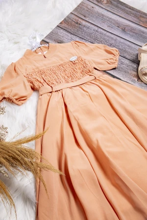 فستان بناتي أنيق لون برتقالي  ياقة عالية و زم من الأمام و الأكمام ورباط منفصل على الخصر مبطن ساتان و تل من الداخل
