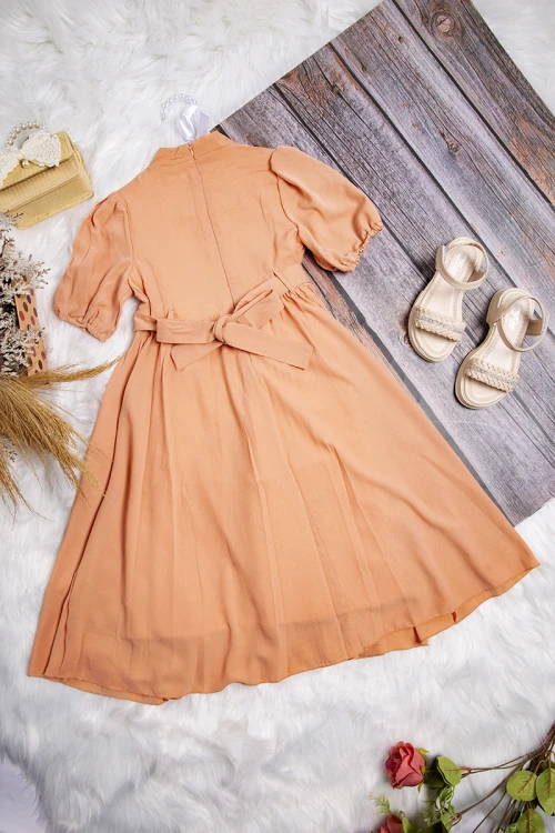 فستان بناتي أنيق لون برتقالي  ياقة عالية و زم من الأمام و الأكمام ورباط منفصل على الخصر مبطن ساتان و تل من الداخل