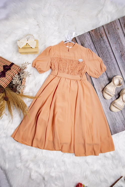 فستان بناتي أنيق لون برتقالي  ياقة عالية و زم من الأمام و الأكمام ورباط منفصل على الخصر مبطن ساتان و تل من الداخل
