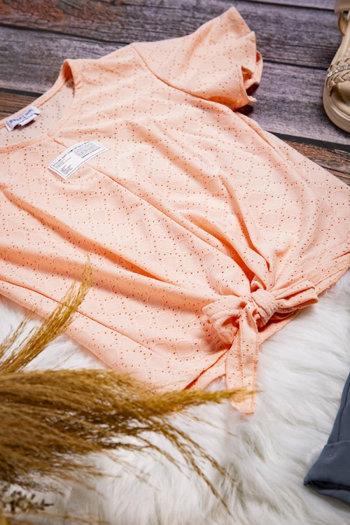 طقم بناتي أنيق قطعتين بلوزة لون برتقالي فاتح بشعار و رباط من الأمام و شورت مطاطي باللون الرمادي