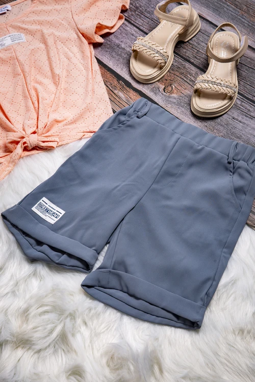 طقم بناتي أنيق قطعتين بلوزة لون برتقالي فاتح بشعار و رباط من الأمام و شورت مطاطي باللون الرمادي