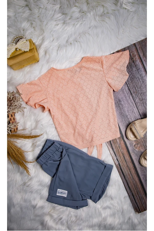 طقم بناتي أنيق قطعتين بلوزة لون برتقالي فاتح بشعار و رباط من الأمام و شورت مطاطي باللون الرمادي