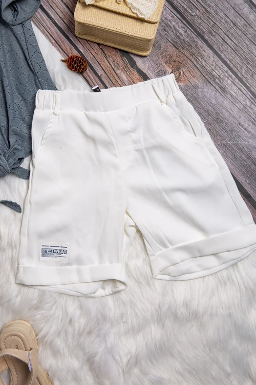 طقم بناتي أنيق قطعتين بلوزة لون برتقالي فاتح بشعار و رباط من الأمام و شورت مطاطي باللون الرمادي