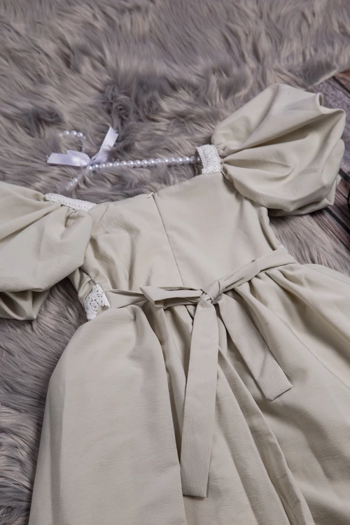 فستان بناتي أنيق لون رصاصي أكمام قصيرة منفوخة بكسرات من الأمام و تطريز دانتيل من الخصر و الأكمام