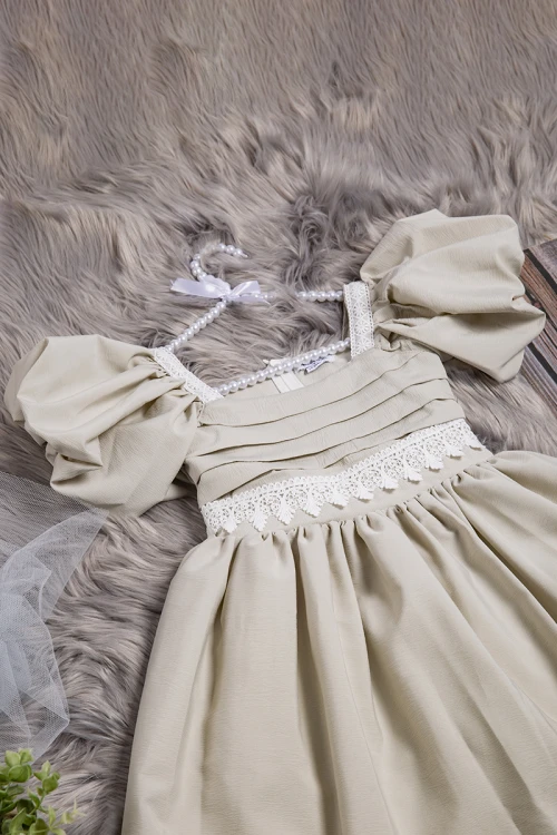 فستان بناتي أنيق لون رصاصي أكمام قصيرة منفوخة بكسرات من الأمام و تطريز دانتيل من الخصر و الأكمام