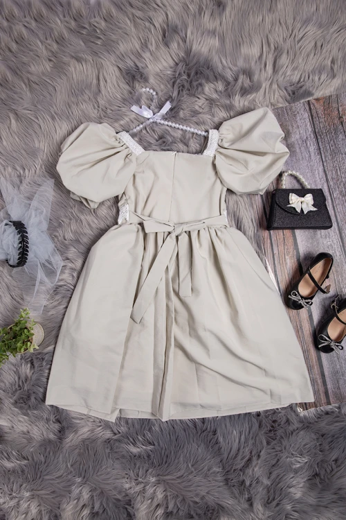 فستان بناتي أنيق لون رصاصي أكمام قصيرة منفوخة بكسرات من الأمام و تطريز دانتيل من الخصر و الأكمام