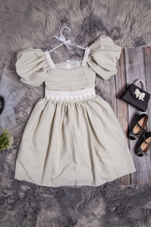 فستان بناتي أنيق لون رصاصي أكمام قصيرة منفوخة بكسرات من الأمام و تطريز دانتيل من الخصر و الأكمام 