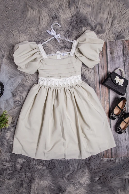 فستان بناتي أنيق لون رصاصي أكمام قصيرة منفوخة بكسرات من الأمام و تطريز دانتيل من الخصر و الأكمام