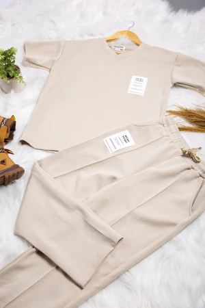 طقم ولادي قطعتين تيشرت بشعار من الأمام و كتابات من الخلف و بنطلون بجيوب ورباط من الخصر 