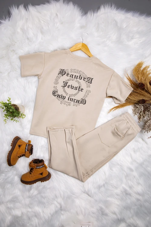 طقم ولادي قطعتين تيشرت بشعار من الأمام و كتابات من الخلف و بنطلون بجيوب ورباط من الخصر