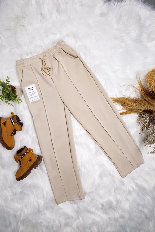 طقم ولادي قطعتين تيشرت بشعار من الأمام و كتابات من الخلف و بنطلون بجيوب ورباط من الخصر