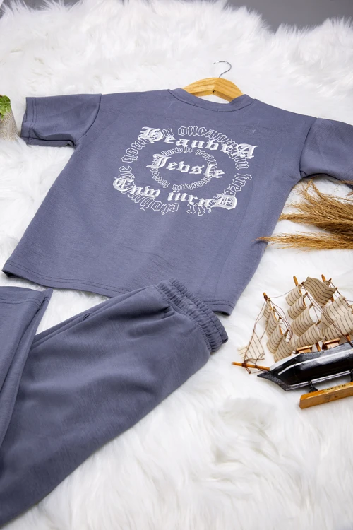 طقم ولادي قطعتين تيشرت بشعار من الأمام و كتابات من الخلف و بنطلون بجيوب ورباط من الخصر