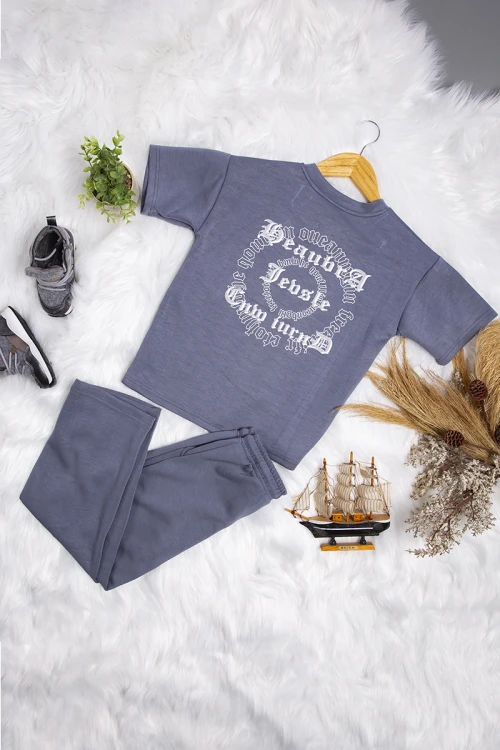 طقم ولادي قطعتين تيشرت بشعار من الأمام و كتابات من الخلف و بنطلون بجيوب ورباط من الخصر