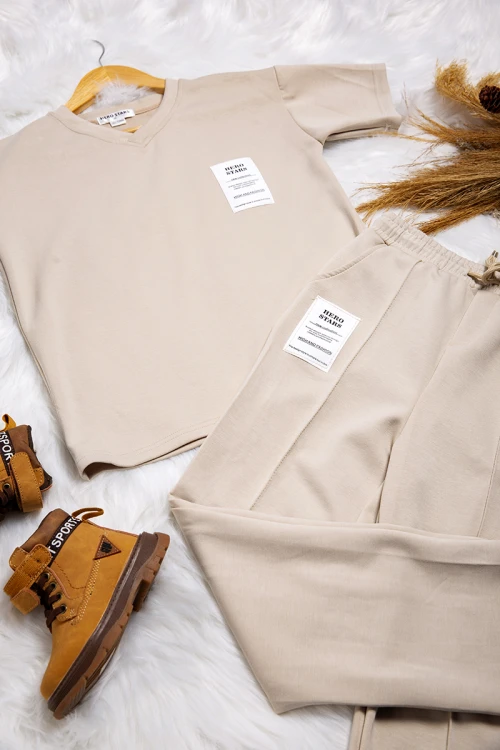 طقم ولادي قطعتين تيشرت بشعار من الأمام و كتابات من الخلف و بنطلون بجيوب ورباط من الخصر