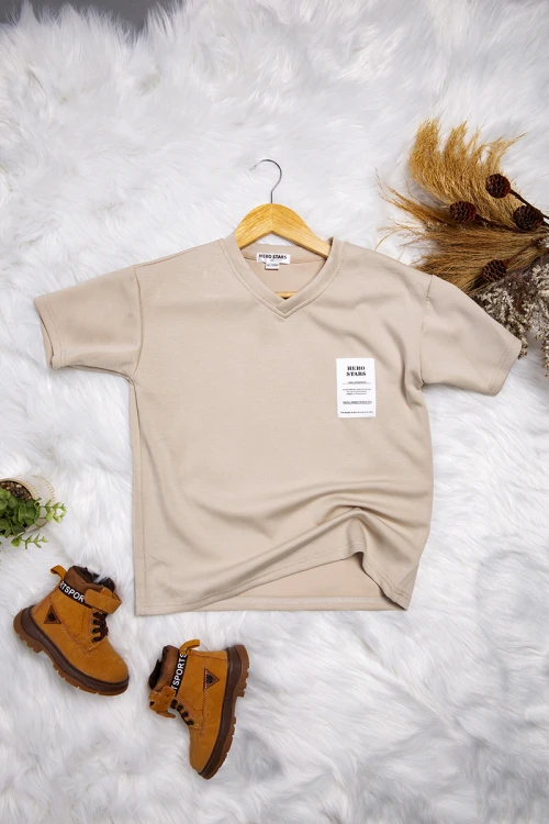 طقم ولادي قطعتين تيشرت بشعار من الأمام و كتابات من الخلف و بنطلون بجيوب ورباط من الخصر