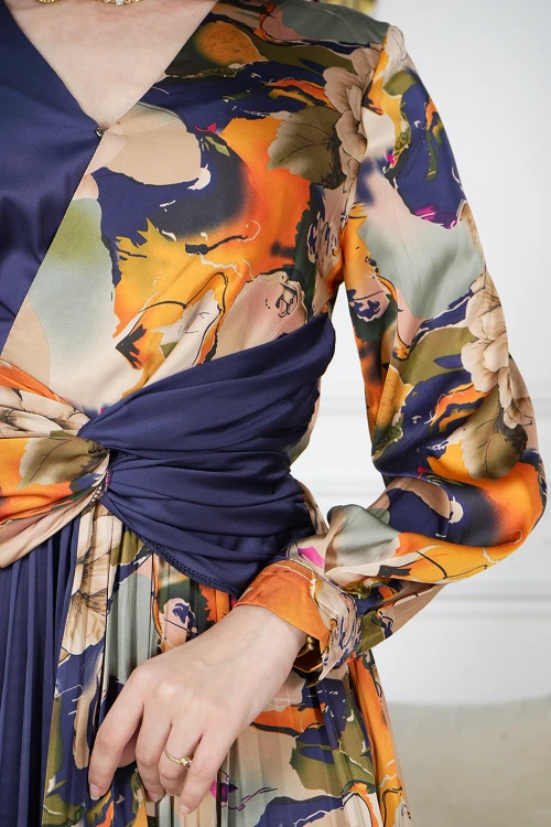 فستان نسائي أنيق قماش مشجر مدموج مع قماش سادة كحلي بحركة مميزة على الخصر وكسرات من الأسفل و أكمام طويلة بأزرار قفل