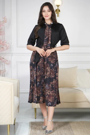 فستان نسائي أنيق لون أسود من الأعلى ومشجر لون أسود وبني من الأسفل مع رباط مشجر على الرقبة و أكمام قصيرة و رباط على الخصر 