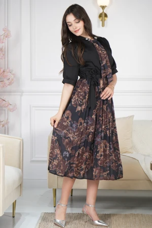 فستان نسائي أنيق لون أسود من الأعلى ومشجر لون أسود وبني من الأسفل مع رباط مشجر على الرقبة و أكمام قصيرة و رباط على الخصر 