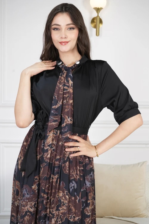 فستان نسائي أنيق لون أسود من الأعلى ومشجر لون أسود وبني من الأسفل مع رباط مشجر على الرقبة و أكمام قصيرة و رباط على الخصر