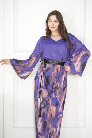 فستان نسائي أنيق طويل مشجر أكمام طويلة واسعة فتحة صدر شكل سبعة وحزام أسود منفصل عليه رباط بهدب نازل لأسفل 