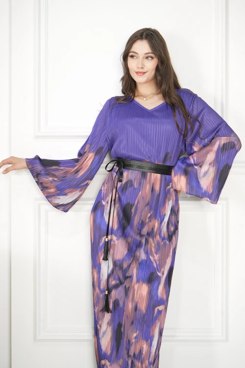 فستان نسائي أنيق طويل مشجر أكمام طويلة واسعة فتحة صدر شكل سبعة وحزام أسود منفصل عليه رباط بهدب نازل لأسفل