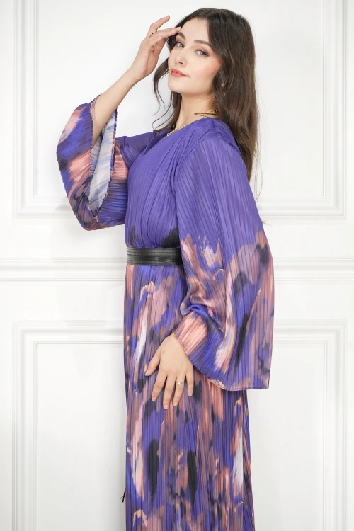 فستان نسائي أنيق طويل مشجر أكمام طويلة واسعة فتحة صدر شكل سبعة وحزام أسود منفصل عليه رباط بهدب نازل لأسفل